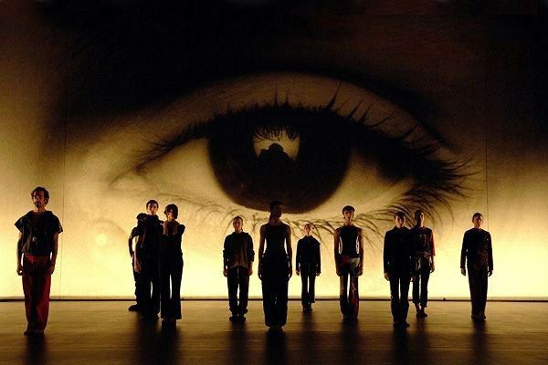 Перформанс — сцена с глазом