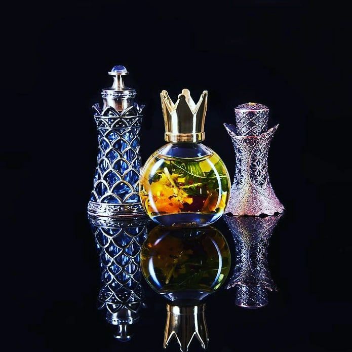 Коллекция авторских флаконов — хрусталь, золото, живые цветы