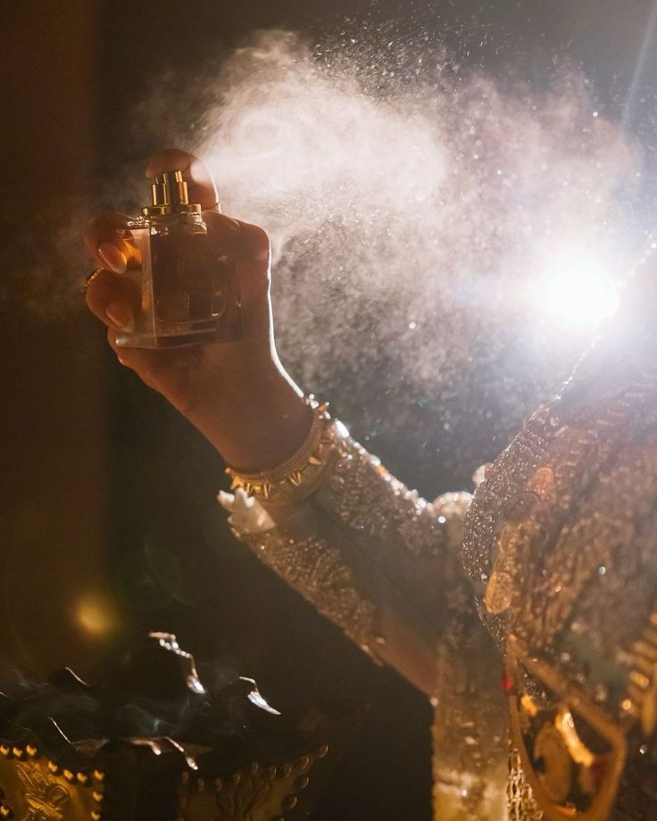 Распыление парфюма — золотое облако аромата